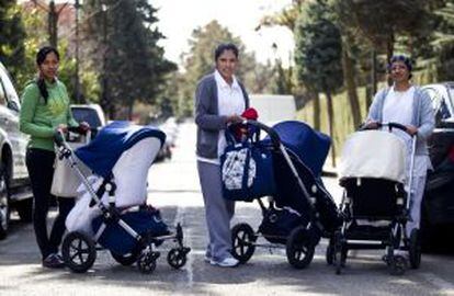 De izquierda a derecha Isabel, Paola y Glenda, tres empleadas domésticas pasean bebés en la lujosa urbanización de La Moraleja, en Madrid