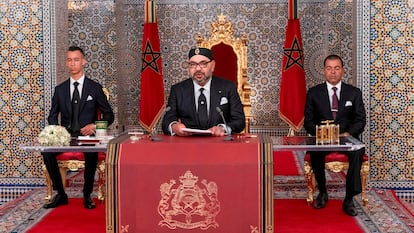 El rey Mohamed VI, entre el príncipe heredero Hassan y su hermano, Mulay Rachid, el 29 de julio de 2023 en Tetuán (Marruecos).