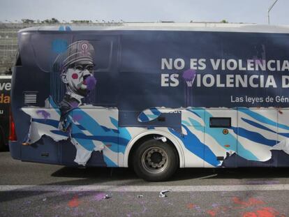 FOTO: El autobús de Hazte Oír en Barcelona. / VÍDEO: El autobús es recibido violentamente en Barcelona.