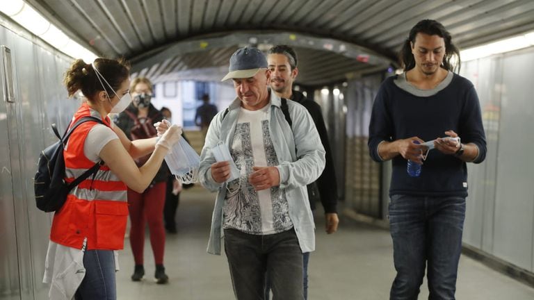 Coronavirus Primer Dia De Uso Obligatorio De Mascarilla En El Transporte Publico No Hay Nadie Controlando Sociedad El Pais C d g d llevaba prisa,ella también,hora punta en el metro. coronavirus primer dia uso obligatorio de mascarilla en el transporte publico