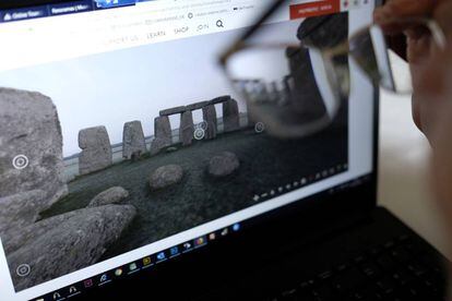 Una persona recorre en la pantalla de su ordenador el complejo neolítico de Stonehenge.