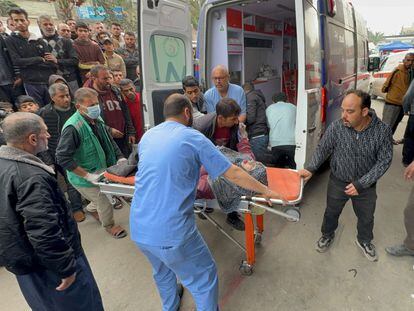 Heridos en un bombardeo israelí llegaban en ambulancia al hospital Nasser de Jan Yunis, en el sur de Gaza, este jueves.