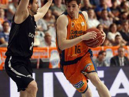 El base del Valencia Basket, Guillem Vives, trata de vencer la oposición del base del Bilbao, Raul López, en el partido disputada este sábado.