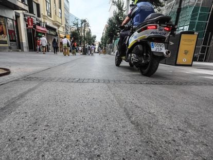 Estado deteriorado de la calle Montera, reciéntemente reformada para su peatonalización.