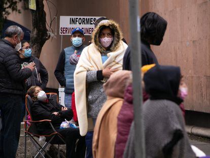 Familiares de pacientes esperan a las afueras de la zona de emergencias del Hospital del IMSS Parque de los Venados en Ciudad de México. 
