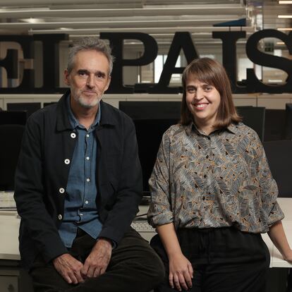 Borja Echevarría y Mari Luz Peinado, en la redacción de EL PAÍS.
