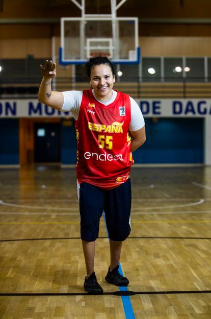 Isa López hace a cámara un gesto en referencia a sus 4,5 puntos médico-funcionales, una broma en común con algunos amigos del baloncesto.