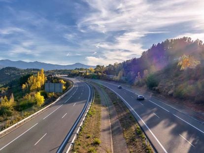 Autovía A-6 que une la capital de España con Galicia.
 