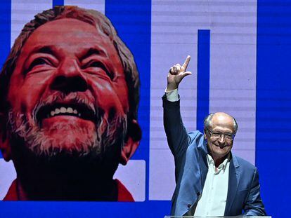 El candidato a la vicepresidencia de Brasil y compañero de fórmula de Lula da Silva, Geraldo Alckmin, durante un acto de campaña, en São Paulo, el 26 de septiembre de 2022.