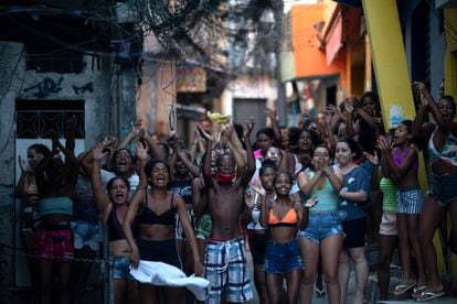 Residentes de la favela Jacarezinho en Río de Janeiro protestan tras una violenta redada policial que dejó 28 muertos el 6 de mayo. 