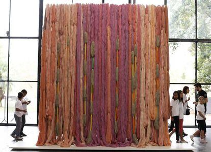 &#039;Lianes from Beauvais&#039;, obra de la estadounidense Sheila Hicks, expuesta en la bienal de S&atilde;o Paulo. 