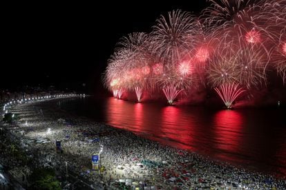 Thousands of people watch the New Year's fireworks on Copacabana beach, in Rio de Janeiro (Brazil).