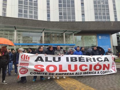 Protesta de extrabajadores de Alu Ibérica en A Coruña.