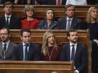 El líder del PP, Pablo Casado, y otros diputados populares, durante la inauguración de la XIV Legislatura en el Congreso. 