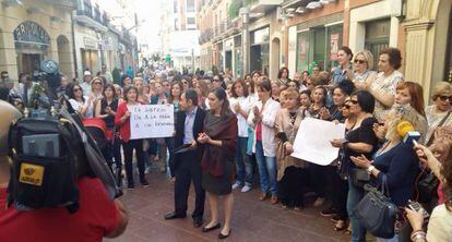 Desir&eacute;e Vicente, en el centro, apoyada por mujeres en Linares.
