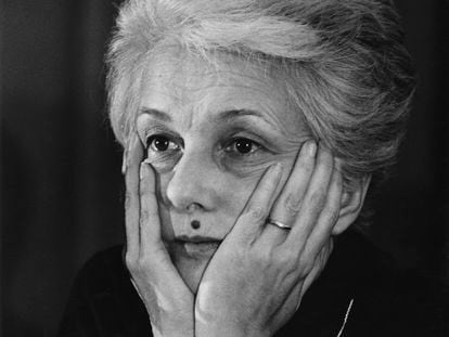 La periodista y política italiana Rossana Rossanda en una fotografía de archivo de febrero de 1982, en Milán (Italia).