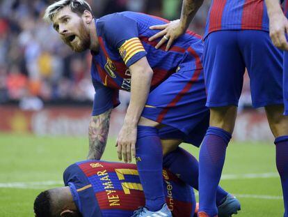 Messi junto a Neymar, tras recibir el impacto de una botella en Mestalla. 