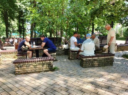 Varias personas juegan el lunes al ajedrez en el parque de Taras Shevchenko, en Kiev.
