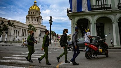 Agentes de policía caminan por una calle frente al Capitolio de La Habana.