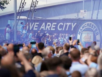 Aficionados del Manchester City reciben al equipo fuera del estadio del Etihad en un partido de la Premier League.