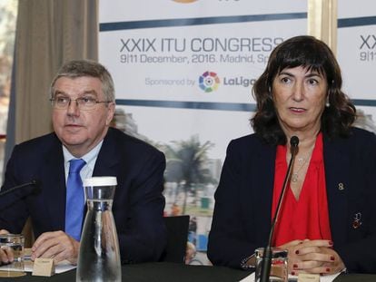 Thomas Bach junto a la presidenta de la Uni&oacute;n Internacional de Triatl&oacute;n, Marisol Casado. 