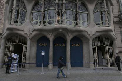 La façana de la Casa Batlló de Gaudí a Barcelona, tancada al públic des de l'octubre.
