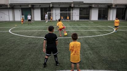 Niños del CF Tramuntana se entrenan en el Pabellón Olímpico Municipal de La Mina.