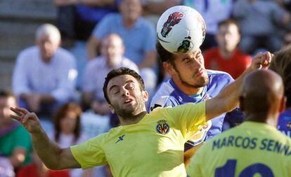 Rossi salta a por un balón junto a Miguel Torres.