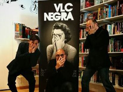 Los organizadores de VLC Negra, Bernardo Carrión, Jordi Llobregat y Santiago Álvarez ante el cartel de la tercera edición.
