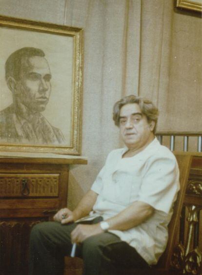 El escultor Víctor González Gil, fotografiado en 1980 en Madrid por la actriz Adriana Genta, que ha donado su archivo a la Fundación Miguel Hernández.