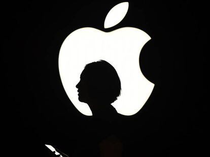 Logo de Apple en la conferencia anual de desarrolladores de la compañía.