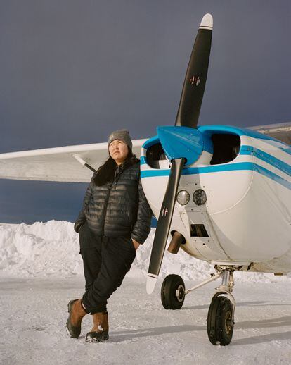 Dolena Fox, de 25 años, fotografiada con el Cessna 182 que utiliza
para dar clases de vuelo en Palmer, Alaska. Originaria de Kipnuk, un pequeño pueblo, Fox es la única mujer piloto de la comunidad yupik en su región. “Yo quería ser parte de ese estilo de vida tan importante para Alaska”.