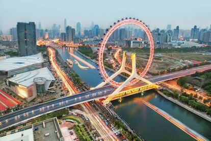 Con 120 metros de alto y 110 de ancho, el Tianjin Eye es conocido, sobre todo, por su ubicación: inaugurada en 2009, se levanta sobre el puente Yongle de la ciudad china. Así que mientras uno disfruta de las vistas a bordo de una de sus 48 cabinas, por debajo, vehículos y peatones cruzan el río Hai. Convertida en uno de los iconos de la urbe asiática, completa una vuelta cada 30 minutos. Más información: <a href="http://en.tjtour.cn/tianjin-enpc/" target="_blank">en.tjtour.cn</a>