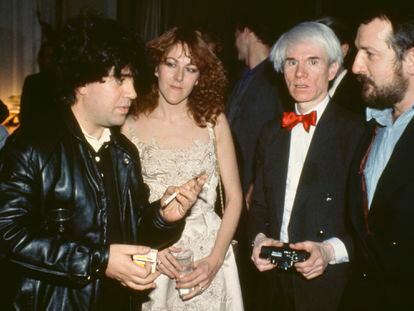 Almodóvar, en una fiesta durante la visita de Warhol a España, en 1983.