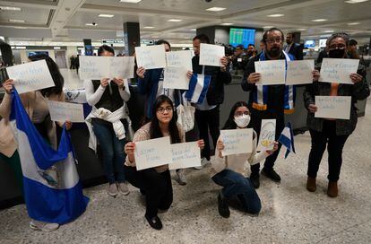 Un grupo de personas con los nombres de los presos políticos de Nicaragua en el aeropuerto de Dulles. 
