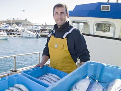 José Miguel Martínez muestra las capturas del día en el puerto de Benidorm, donde es el último vecino con un barco de pesca artesanal.