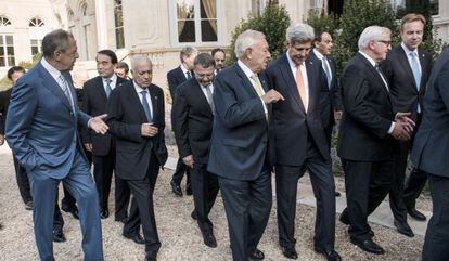 García-Margallo, en el centro, charla con John Kerry el 15 de septiembre en París.