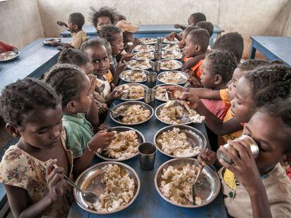 Distribución de alimentos en el Sur de Madagascar durante la sequía de 2018. La cara de la niña que mira a cámara expresa bien lo que piensan de los recortes de la financiación a las ONG.