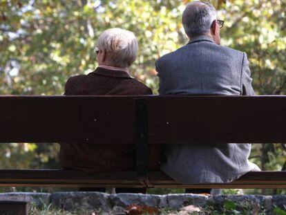Una pareja de ancianos en un parque p&uacute;blico de MAdrid