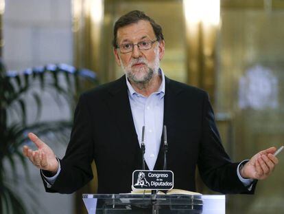 Mariano Rajoy, durante la rueda de prensa que ofreci&oacute; ayer tras su reuni&oacute;n con Albert Rivera.