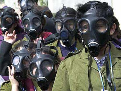 Estudiantes israelíes, con máscaras antigás, ayer, durante un simulacro de ataques químicos en Or Yehuda.