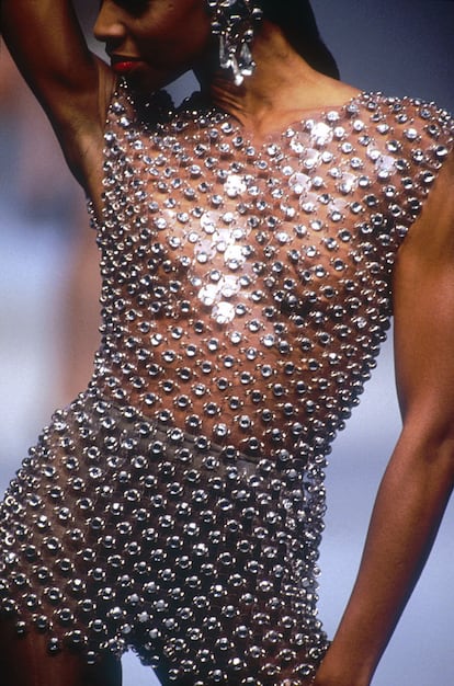 Paco Rabanne que, como habíamos visto, fue pionero en el arte de crear prendas que juegan con lo que existe debajo de la tela, también en los años noventa hizo una apuesta decidida por las transparencias pero esta vez sin aspiraciones futuristas, solo sensuales.