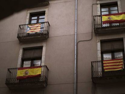Banderes de tota mena en un edifici de Barcelona.