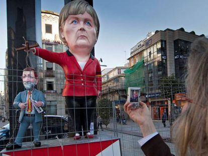 Efigies de Angela Merkel y Mariano Rajoy que se quemar&aacute;n en el carnaval vigu&eacute;s.