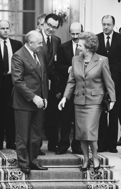 Gorbachov con Margaret Thatcher en París, en 1990. Al igual que el político reformista ruso, la primera ministra británica fue otra de las figuras determinantes del siglo XX. Celebrado en el extranjero y despreciado por muchos en casa, el último dirigente de la Unión Soviética, el gran reformador de la Rusia comunista; también el hombre que llevó al fin de la URSS y del imperio soviético, ha fallecido este martes en un hospital de Moscú. 