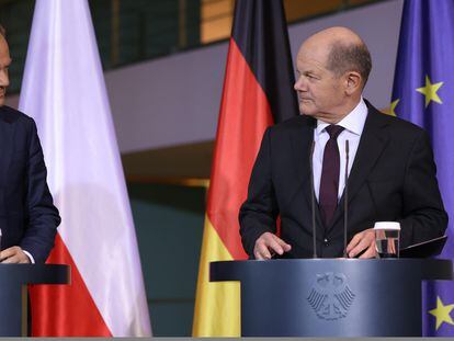 Berlin (Germany), 12/02/2024.- German Chancellor Olaf Scholz (R) and Polish Prime Minister Donald Tusk look at each other during a joint press conference at the chancellery in Berlin, Germany, 12 February 2024. German Chancellor Olaf Scholz and Polish Prime Minister Donald Tusk met for bilateral talks. (Alemania, Polonia) EFE/EPA/CLEMENS BILAN
