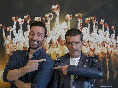 Pablo Puyol y Antonio Banderas en la presentación de 'A Chorus Liine' en el teatro Tívoli de Barcelona.