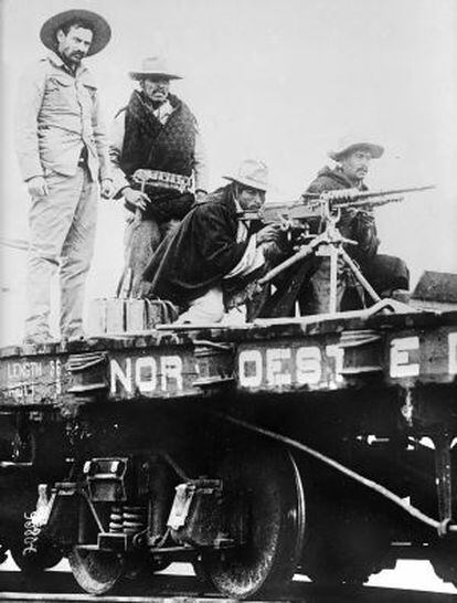 Revolucionarios mexicanos en un tren en 1910.