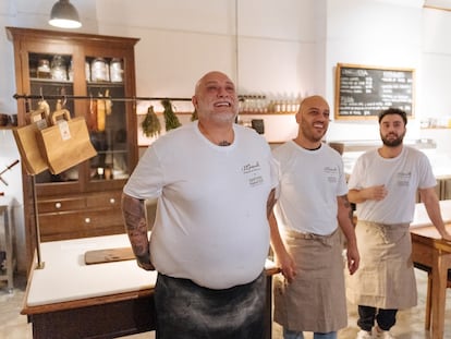 Francesco Martucci (a la izquierda) con los cocineros de Sartoria Panatieri, Rafa Panatieri y Jorge Sastre.