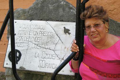 Patricia Martínez, hija del ex agente británico Eduardo Martínez, ante una placa conmemorativa en la prisión de Miranda del Ebro.